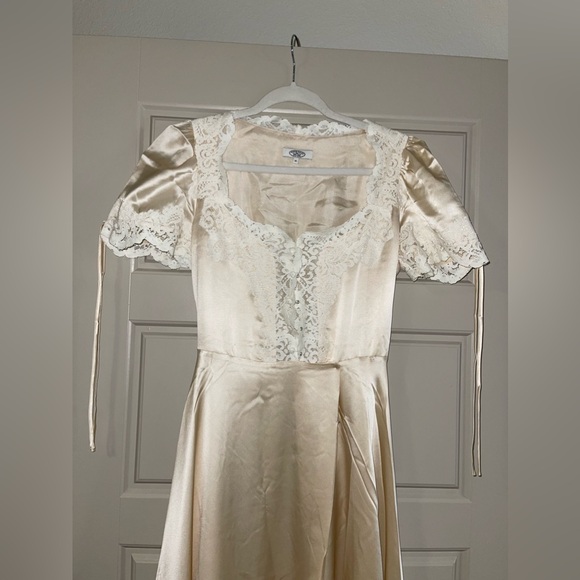 ❌SOLD❌ MIRROR PALAIS UNWRAP ME GOWN - Picture 10 of 17